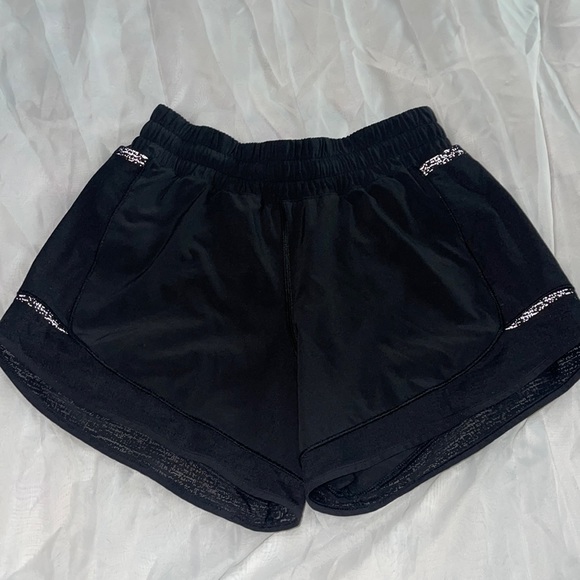 Black Lululemon Hotty Hot High Rise Short 4" with mesh pockets size 4 - Picture 1 of 4